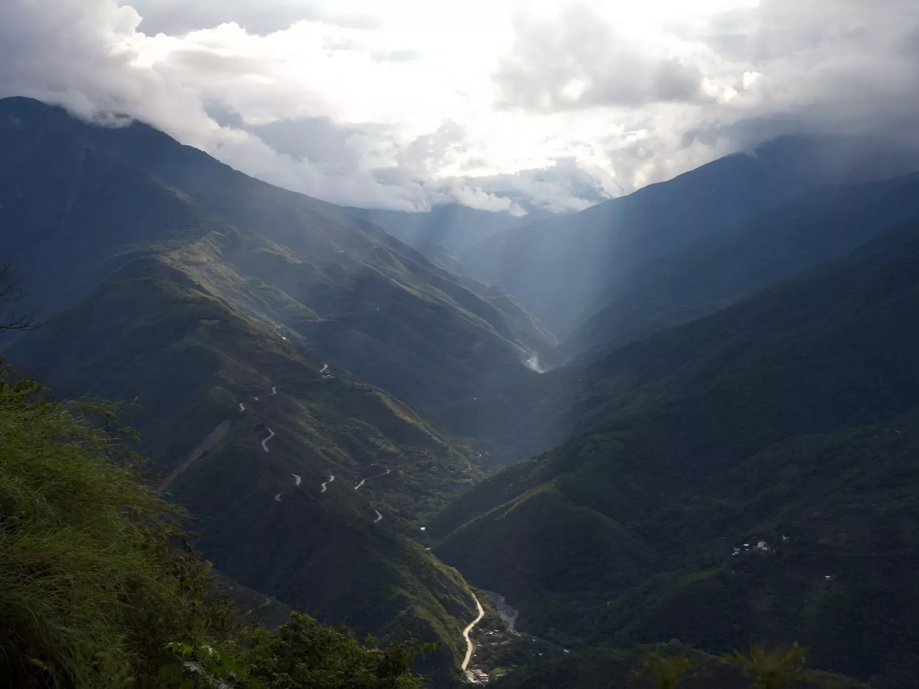 The green mountain valleys found across many regions of the South American continent are ideal for the growing of coca © Alexandre Antonelli, RBG Kew Sunlight bursts through cloud onto a green valley