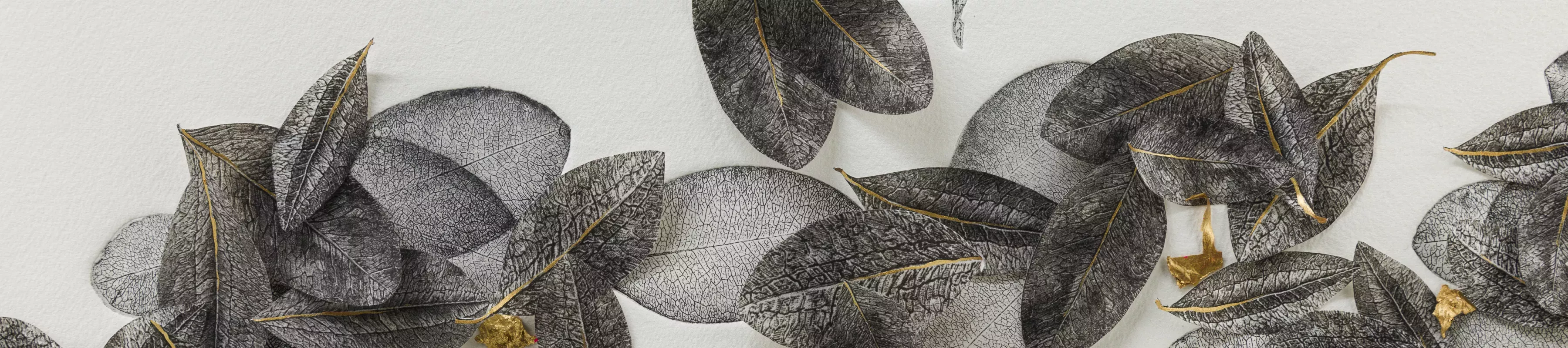 Art of coca leaves in pencil and gold leaf © Tatiana Arocha An artwork of coca leaves in grey and gold
