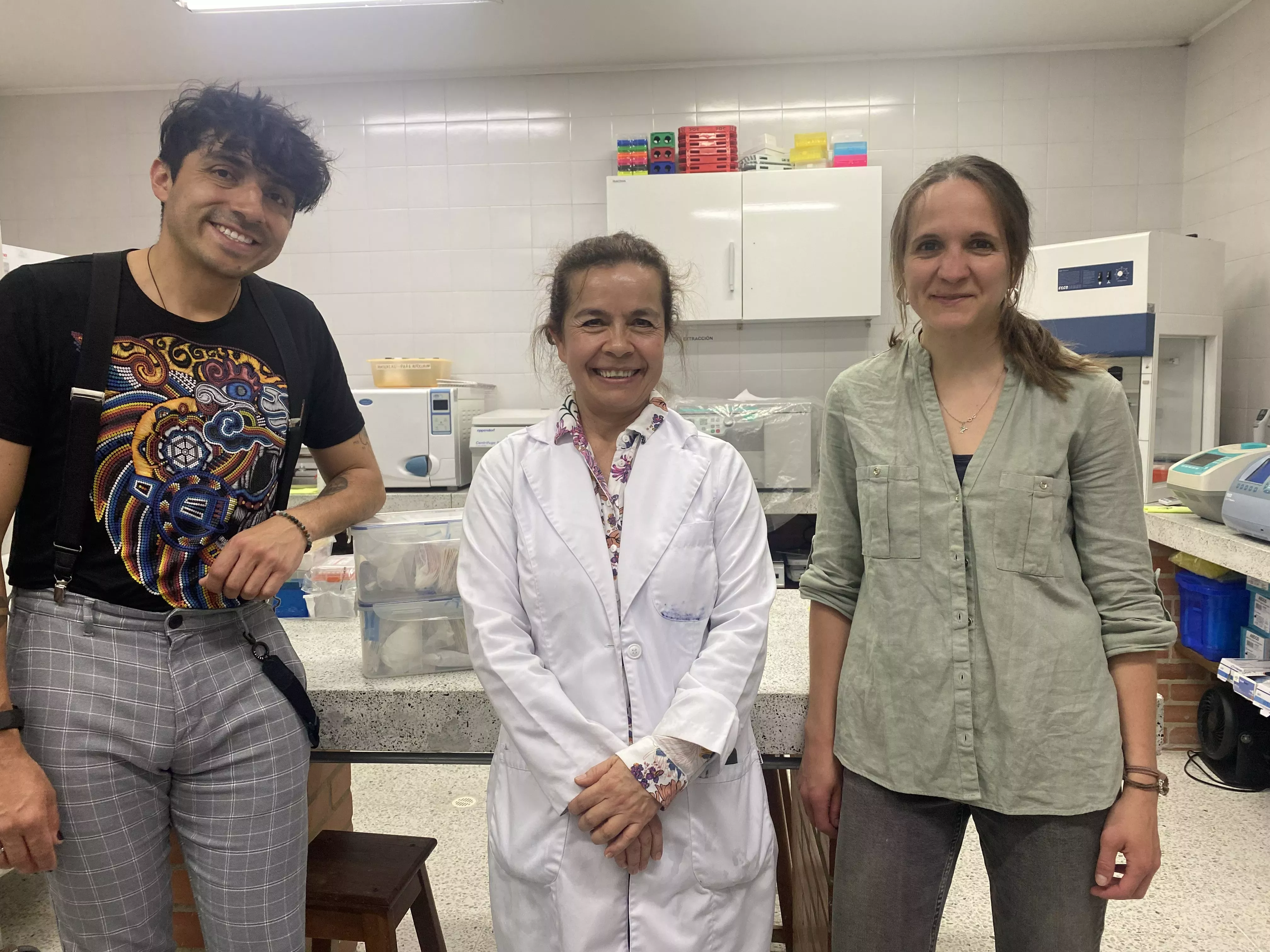 Researchers Dr Oscar Alejandro Pérez-Escobar, Prof. Rocío Cortes-B. and Dr. Natalia Przelomska carrying out collaborative work on coca morphology and genomics at the Universidad Distrital Francisco José de Caldas, Bogotá, Colombia Three individuals pose for a photo in their lab